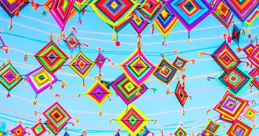 Ojos de dios huicholes, cruces de estambre de colores, colgados al aire libre.