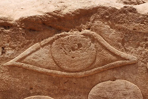 Relieve tallado en piedra del ojo de Ra y Horus.